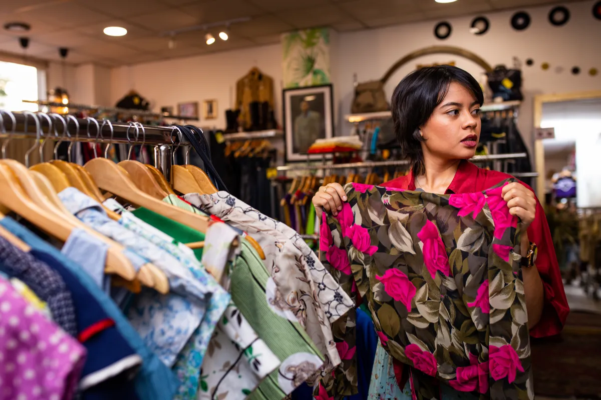 Fixed Pricing vs Negotiation in Thrift Distribution